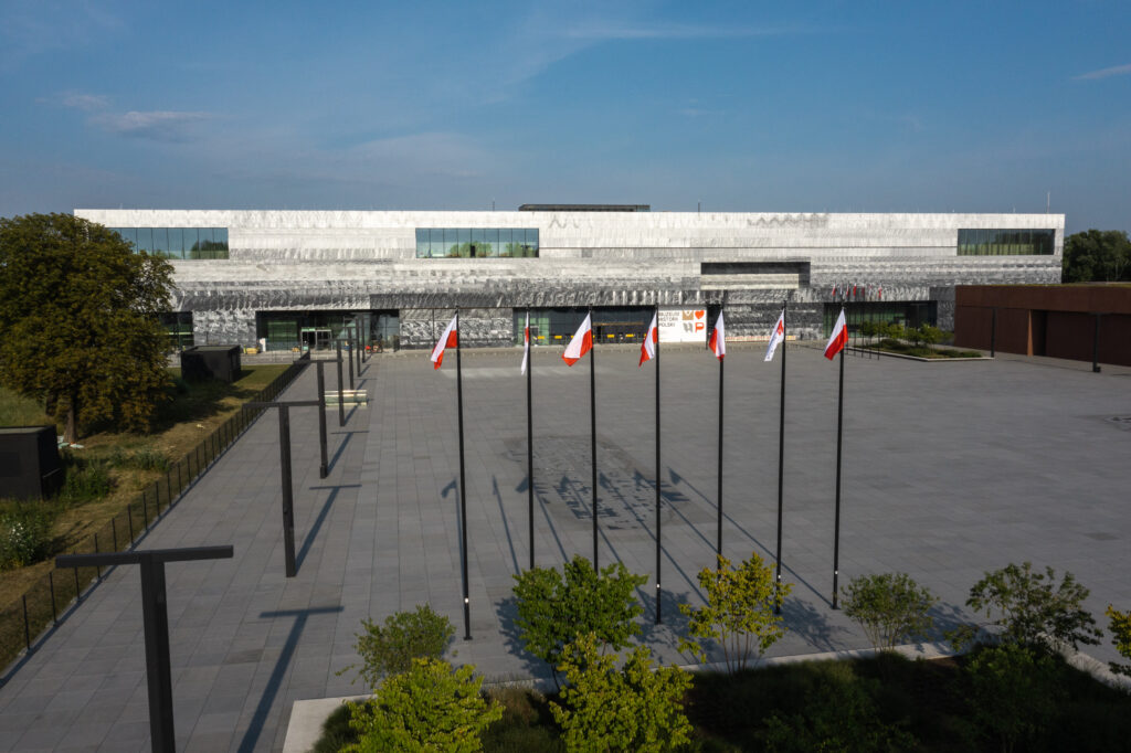 Siedziba Muzeum Historii Polski (wejście główne, elewacja od strony zachodniej z widokiem na Plac Gwardii Pieszej Koronnej)_